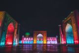Registán je oblíbené místo, kde se večer setkává místní mládež. V některé dny se večer koná světelná show, která za doprovodu velkolepé hudby rozzáří historické budovy do živých barev.