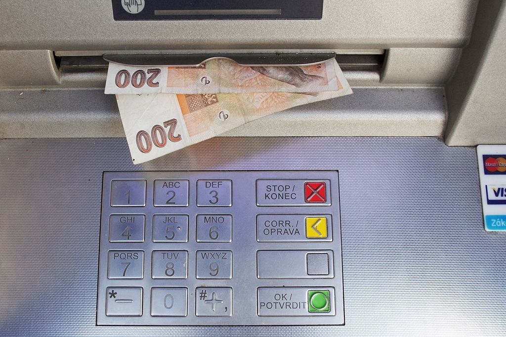 Bankomat, výběr hotovosti, ilustrační foto