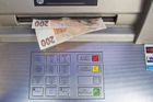 Čistý zisk tuzemských bank loni stoupl na 74,7 miliardy korun, z poplatků ale získaly méně