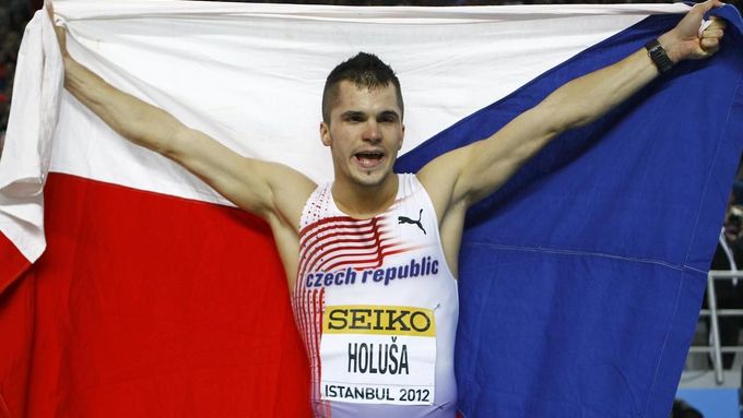 Jakub Holuša slaví s českou vlajkou stříbrnou medaili