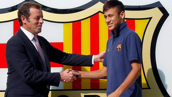 Sandro Rosell a Neymar se oficiálně vítají. Jak to bylo skutečně s odstupným za jeho příchod?