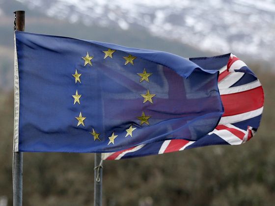 Kolik ruských diplomatů vyhostí země EU? Vlajky Evropské unie a Velké Británie