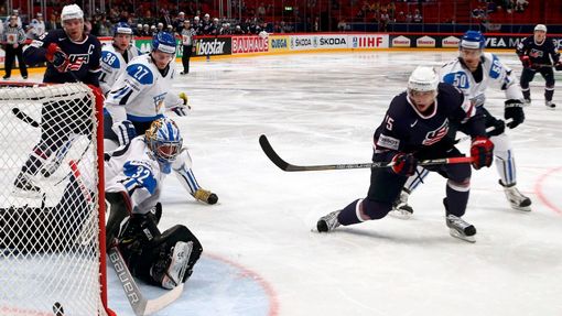 Hokej, MS 2013, USA - Finsko: Craig Smith (15) dává gól na 1:0