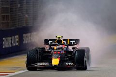 Závod plný bouraček v Singapuru vyhrál Pérez, Verstappenova korunovace se odkládá