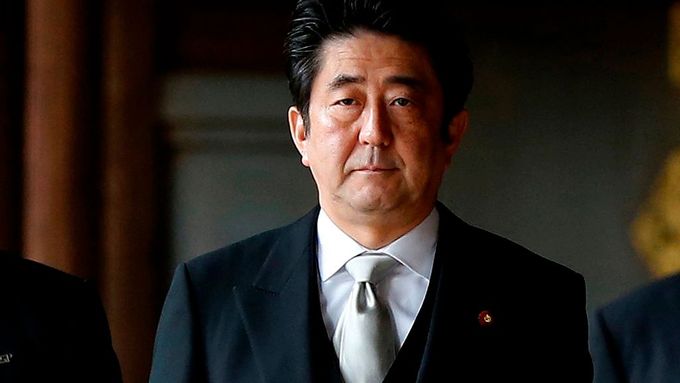 Japonský premiér Šinzó Abe v kontroverzní tokijské svatyni Jasukuni.