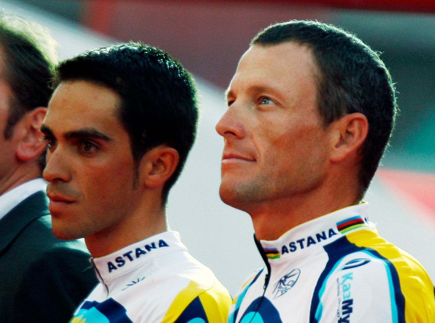 Americký cyklista Lance Armstrong ze stáje Astana stojí na pódiu se svým kolegou Španělem Albertem Contadorem během týmové prezentace před začátkem Tour de France 2009.