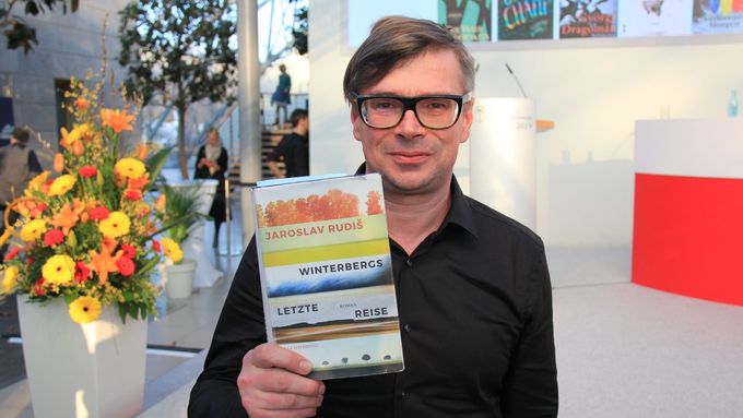 Jaroslav Rudiš s německým vydáním románu Winterbergova poslední cesta.