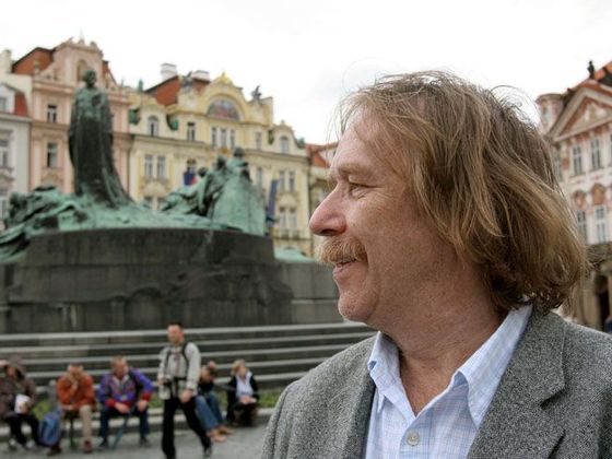 Infobox Jaromír Nohavica před památníkem Jana Husa na Staroměstském náměstí v Praze