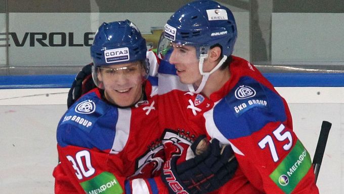 Tomáš Rachůnek (vlevo) otevřel skóre utkání. Lev vyhrál na půdě lídra KHL.