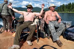 Putin se nevzdává role drsného dobrodruha. Na dovolené lovil štiku harpunou
