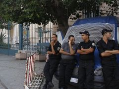 Tuniská policie před francouzským velvyslanectvím v Tunisu.