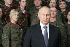 Putinova tajemná žena. Silvestrovský projev rozvířil spekulace o vojačce z videa