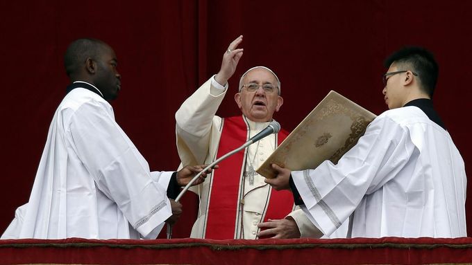 Papež František žehná desítkám tisíc věřících z balkonu baziliky svatého Petra při tradičním poselství Urbi et orbi.