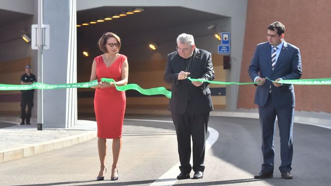 Den D. Primátorka Adriana Krnáčová spolu s pražským arcibiskupem Dominikem Dukou a náměstkem primátorky Petrem Dolínkem otvírají  tunel Blanka.