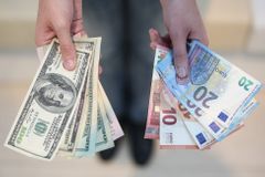 Tři pražské směnárny přišly o licenci. Na pokutách zaplatí miliony