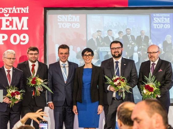 Nové vedení TOP O9 Nové vedení TOP 09 po svém zvolení na 6. celostátním sněmu strany - zleva Herbert Pavera, Jan Jakob, Tomáš Czernin, Markéta Pekarová Adamová, Lukáš Otys a Vlastimil Válek