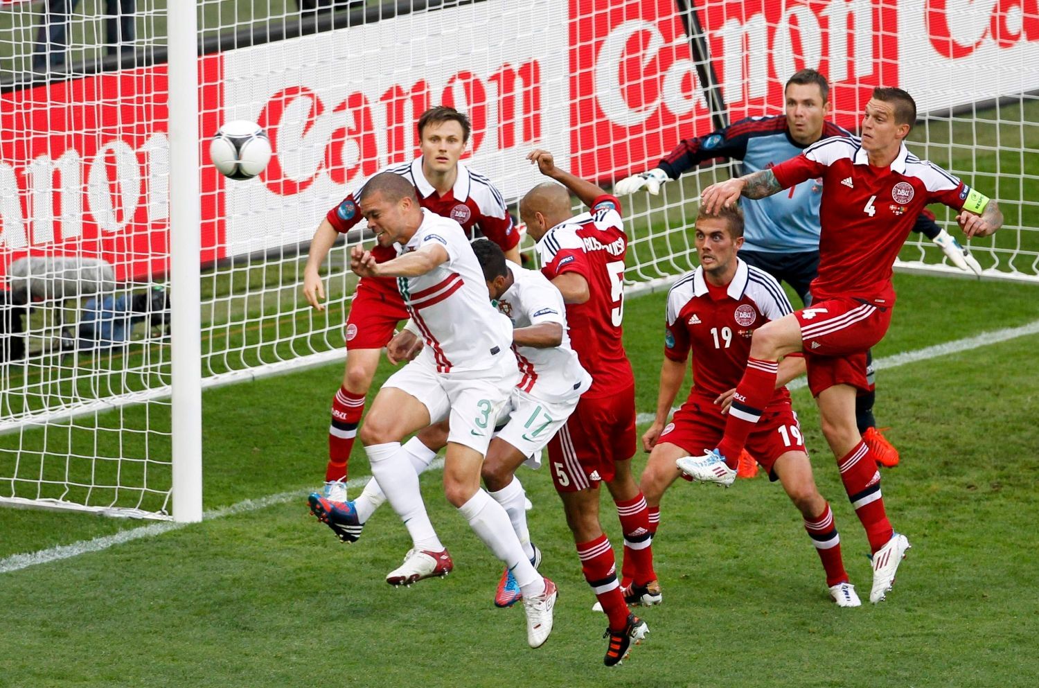 Pepe skóruje v utkání Dánska s Portugalskem na Euru 2012