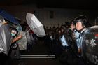 Protesty v Hongkongu pokračují, zasahovaly stovky policistů