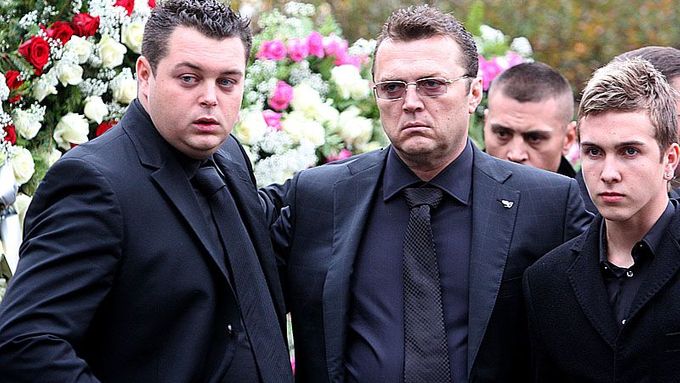 Jan Kočka (uprostřed) na pohřbu svého zabitého bratra