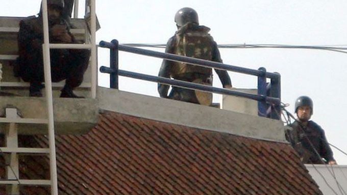 Speciální jednotky na střeše židovkého centra kde se mají skrývat ozbrojení útočníci.