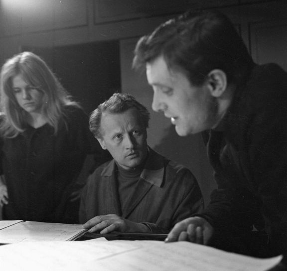 Eva Pilarová, Jiří Šlitr a Jiří Suchý se v Semaforu připravují na premiéru hry "Dobře placená procházka" (snímek z roku 1965).
