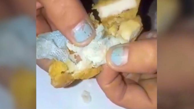 Rouška zapečená v kuřecím nugetu od McDonald's málem udusila šestiletou dívku