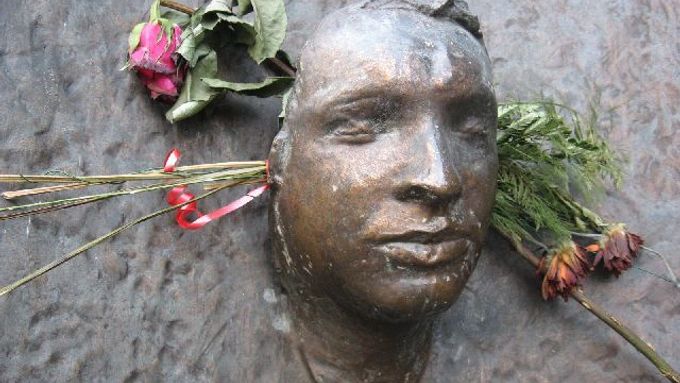 Památník Jana Palacha na Filosofické fakultě Univerzity Karlovy. Posmrtnou masku mu sňal sochař Olbram Zoubek.