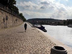 Kromě uzavírání vrat na Čertovce se ve 14:00 začnou v Praze také vyklízet náplavky.