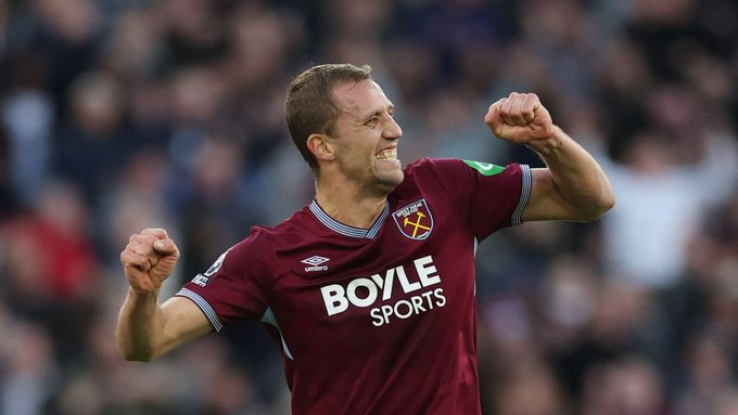 Tomáš Souček slaví svůj gól v zápase West Hamu proti Newcastlu.