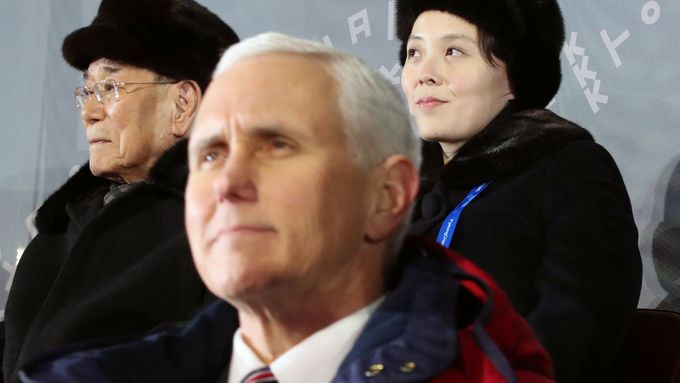 Americký viceprezident Pence sedí na slavnostním zahájení olympijských her jednu řadu před sestrou severokorejského vůdce.