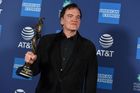 Quentin Tarantino se Zlatým glóbem za scénář Tenkrát v Hollywoodu.