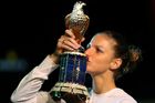 Karolína Plíšková s trofejí pro vítězku turnaje v Dauhá 2017