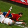 Sergio Ramos padá přes Cristiana Ronalda během semifinálového utkání mezi Portugalskem a Španělskem na Euru 2012.