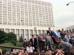 V první polovině 90.let za vlády Borise Jelcina zažili Rusové největší sociální otřesy. Slovo demokracie má od té doby u velké části z nich podobně negativní konotace jako privatizace