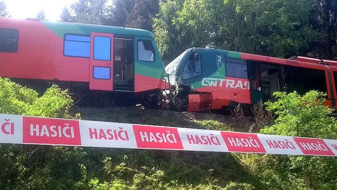 Na Českokrumlovsku se srazily dva vlaky, zranilo se až dvacet lidí.