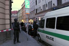 Soud v Plzni vyklidila policie kvůli ohlášené bombě