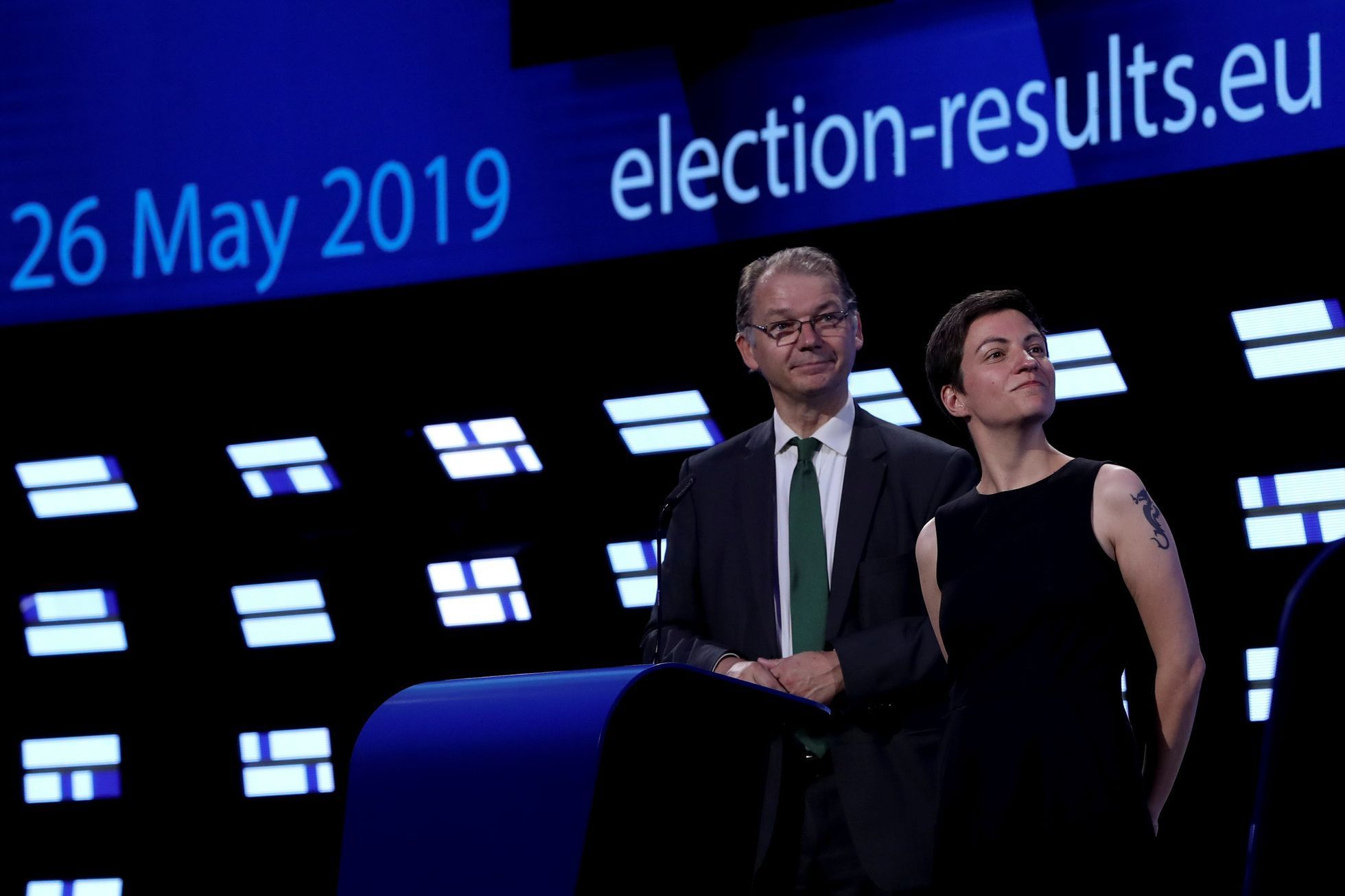 Šéfové frakce zelených v Evropském parlamentu Philippe Lamberts a Ska Kellerová sledují v Bruselu zveřejnění volebních výsledků.