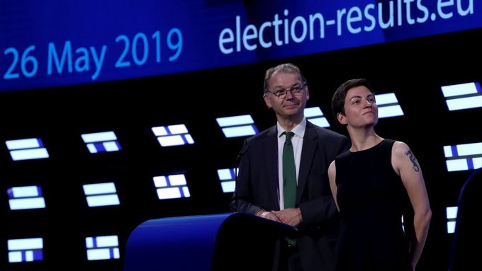 Šéfové frakce zelených v Evropském parlamentu Philippe Lamberts a Ska Kellerová sledují v Bruselu zveřejnění volebních výsledků.