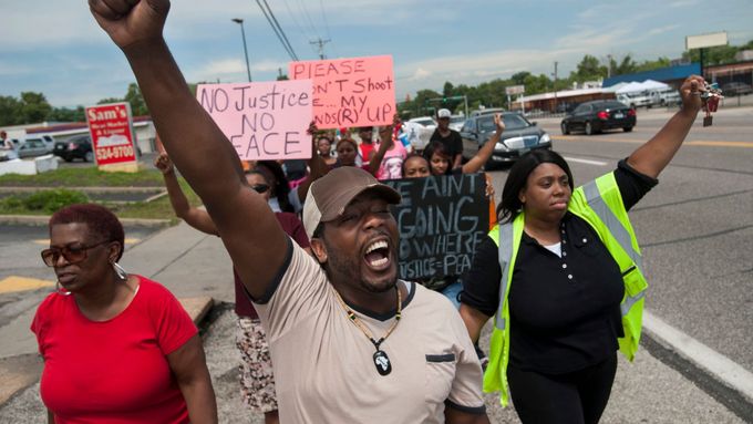 Demonstranti z Fergusonu.