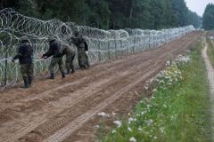 Česko, Polsko a další země vyzývají EU, aby platila hraniční bariéry proti migrantům