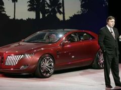 Designér Peter Horbury představil v Detroitu koncept auta Ford Lincoln MKR. Společnost stále tápe a nemůže se dostat z finančních potíží. O její auta klesá zájem, propouští tisíce lidí.
