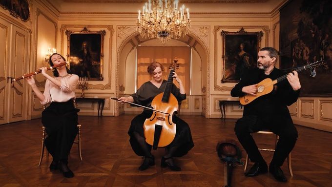 Jana Semerádová, Hana Fleková a Jan Krejča z Collegia Mariana hrají suitu č. 2 od Jacquese Martina Hottetera, flétnisty na dvoře Ludvíka XIV.