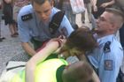 Aktivistka, která na demonstraci zranila policistu, dostala měsíční podmínku. Na místě se odvolala