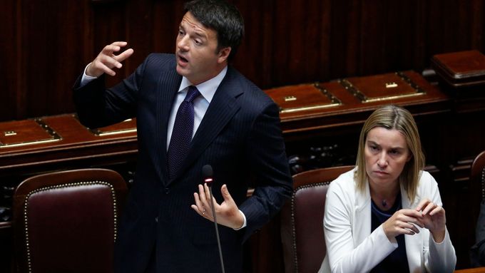 Premiér Renzi v parlamentu.