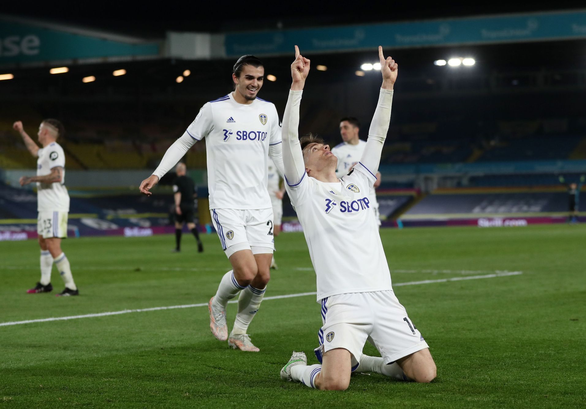 32. kolo anglické fotbalové ligy 2020/21, Leeds - Liverpool: Domácí Diego Llorente slaví gól na 1:1