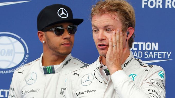 Lewis Hamiltona Nico Rosberg po kvalifikaci na GP Rakouska.