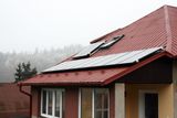 Není to obyčejný dům, ale dům energeticky soběstačný. Jeho střecha je osazena fotovoltaickými (vyrábějícími elektřinu) a fototermickými (zajištujícími ohřev vody) panely.