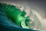 Vlna se jménem Aileens se láme pod obrovskými útesy Cliffs of Moher a je Mekkou světového surfingu. Západní pobřeží Irska.