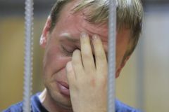 Jak v Rusku ničí nepohodlné: Policisté "najdou" drogy nebo dětské porno, říká novinář