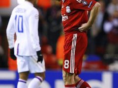 Záložník Liverpoolu Steven Gerrard musel kvůli zranění hřiště předčasně opustit